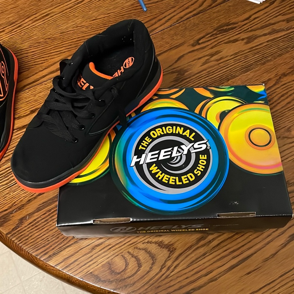 Heeley youth size 4 Propel 2.0 black and bright orange lace up shoes